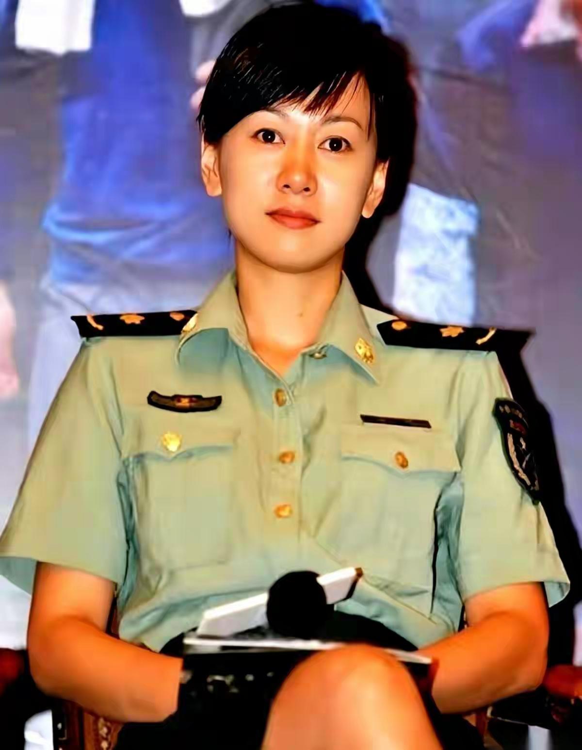 你们认识这位穿军服的美女吗？
她的气场很强大，她的气质绝对是我的梦想型
她的演技