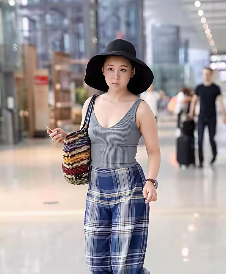 在机场偶遇一位美女明星
她真是太美了，身材很苗条，她的演技精湛，绝对是实力派化身