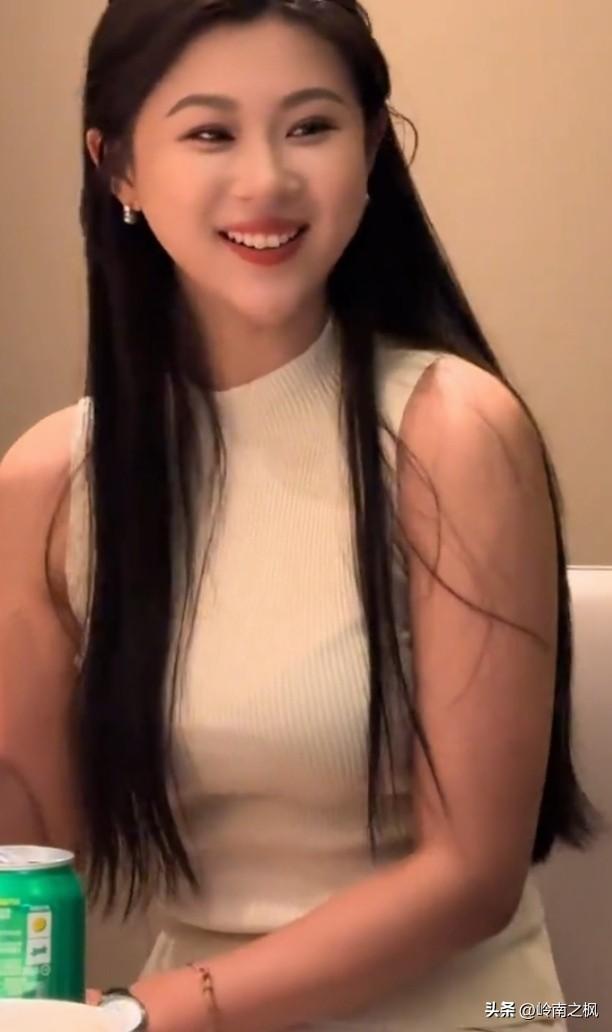 开心的小姐姐