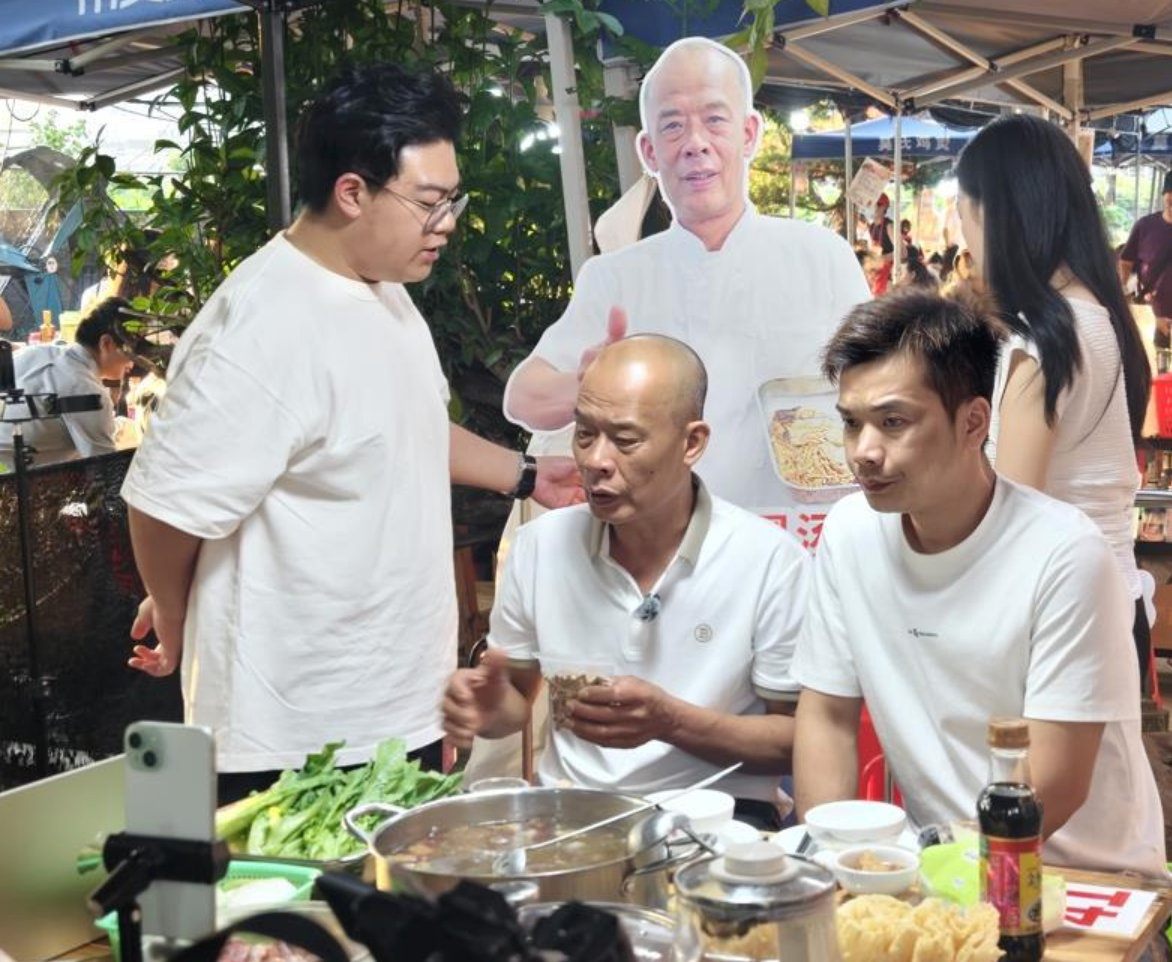 【莫氏鸡煲汤底料包卖爆了莫氏鸡煲多地开店】】广东佛山顺德莫氏鸡煲因一条短视频而走