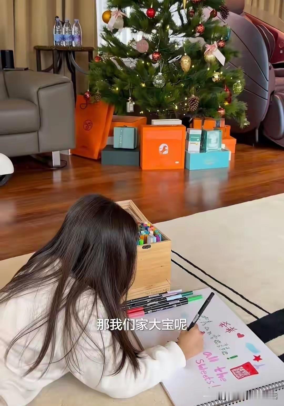 方媛拍摄视频，分享三个孩子的日常，家庭内景曝光。
郭富城方媛婚后生活，一直是广大