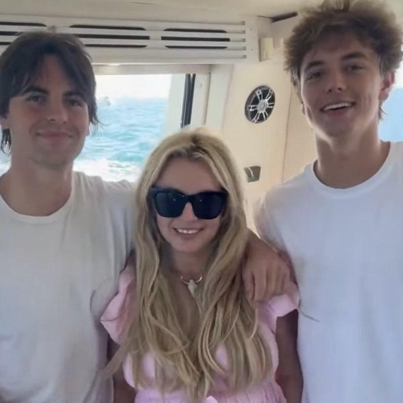 布兰妮和两个儿子