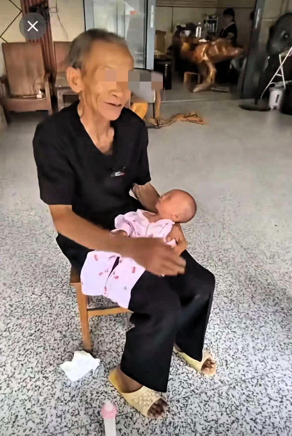 广西68岁的大爷，今年生了一个孩子还没满月，别人去看他的孩子，他高兴的笑容满面。