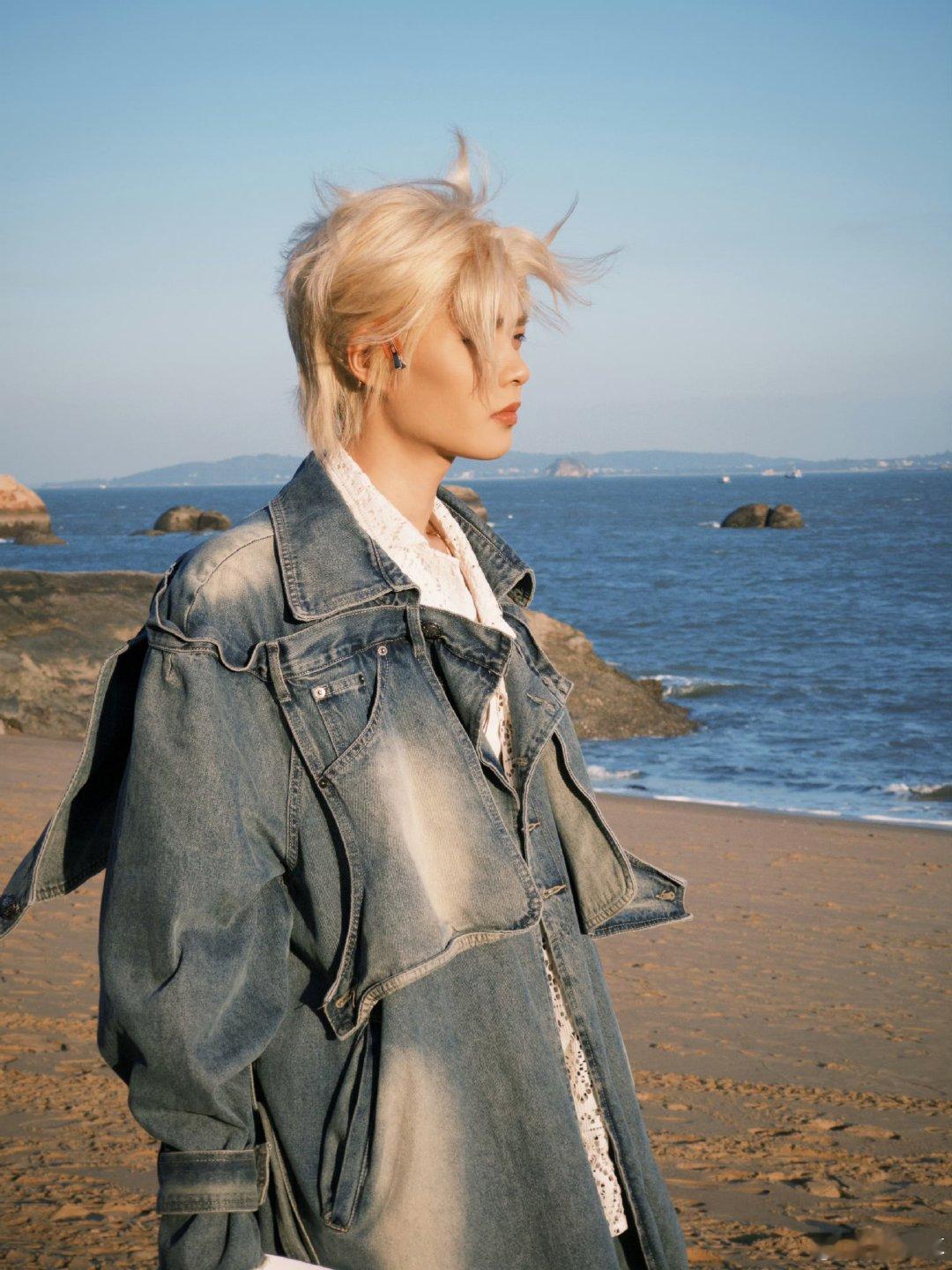 柯淳 瘦了是不是上镜好看一点柯淳机场互动太圈粉了！被粉丝夸戴帽子好看，开心回应后