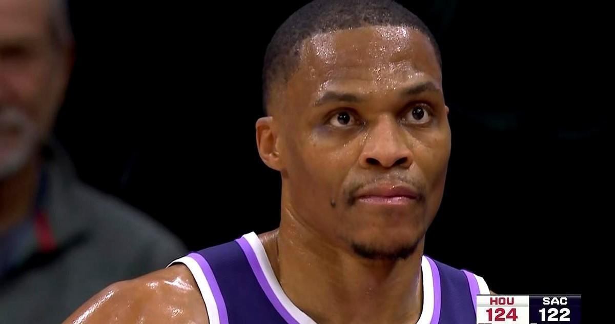 全NBA都在算投篮命中率，只有一个后卫，在偷前场篮板。
24投8中，数据栏一片飘