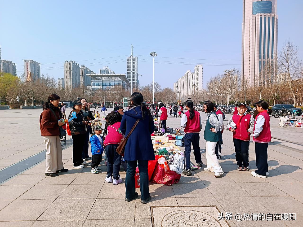 春日，火炬广场被一群戴红领巾的小朋友暖到。
五年级孩子在开展义卖活动，一场爱与成