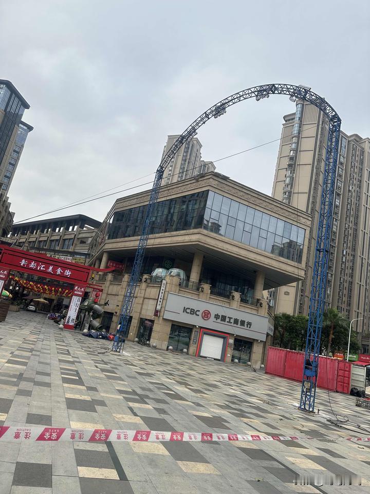 厦门海沧正元新都汇的马戏表演。印象中这种是儿时的样子，现如今还有人爱看吗？