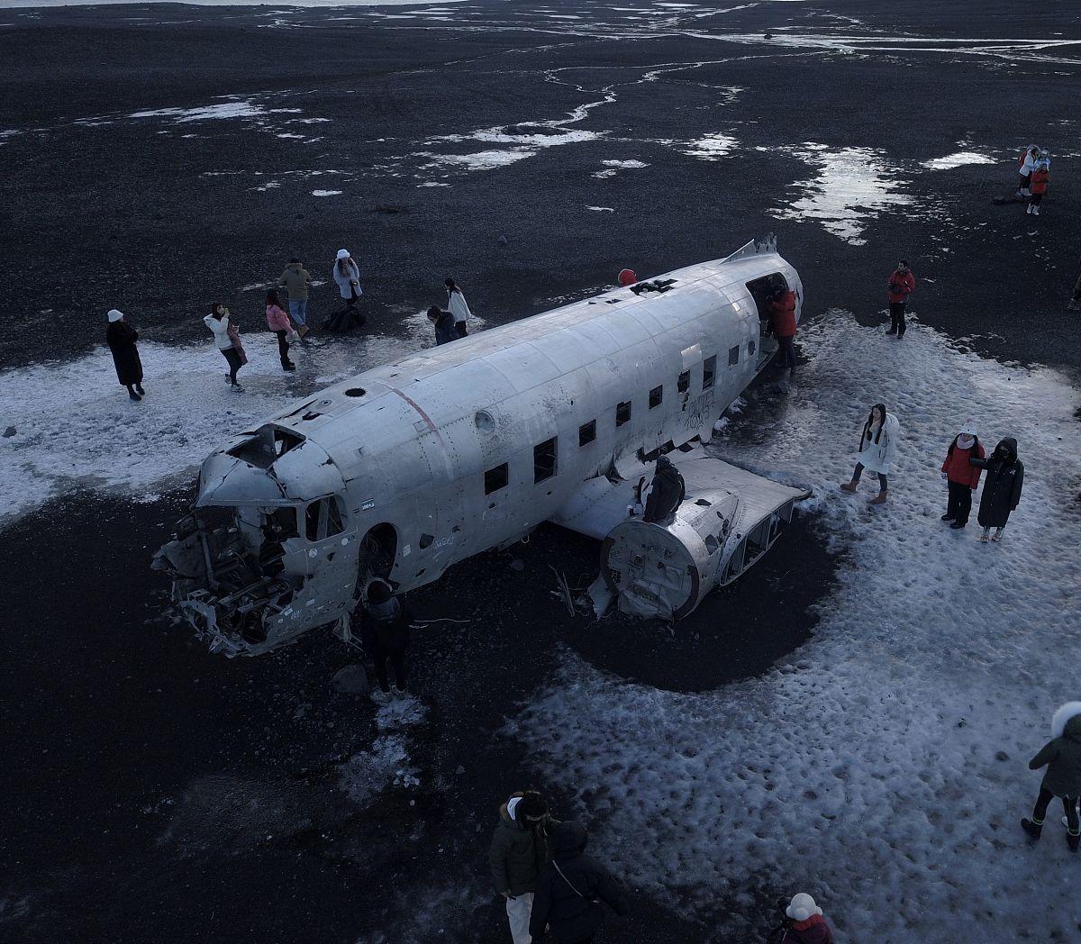 阿根廷一架小型飞机近日坠毁并爆炸，现场火光冲天，引发广泛关注。初步调查显示，事故