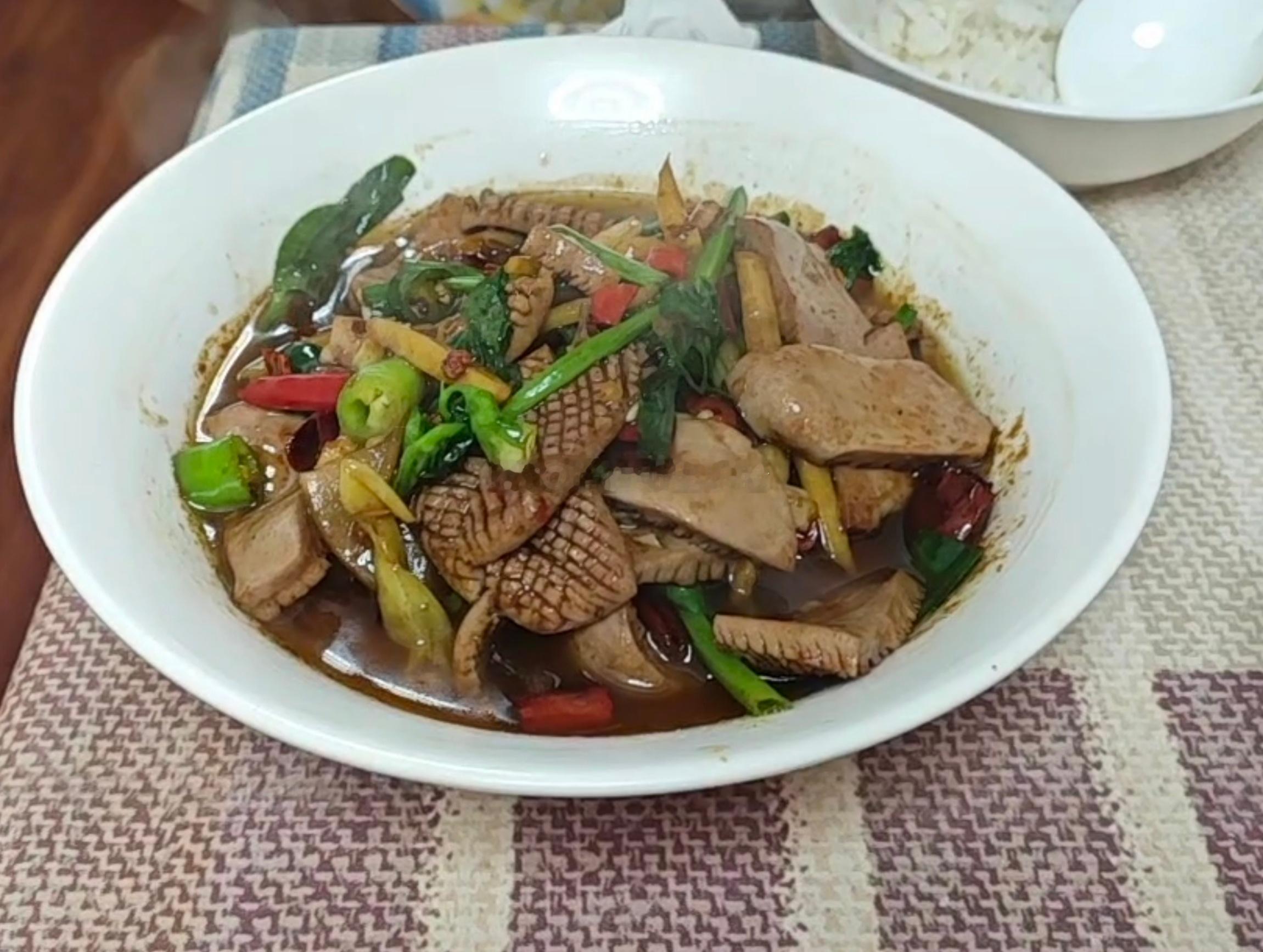 这几天有点不想搞键政，就跟朋友顶着大太阳去逛了一家网红馆子。虽然需要大清早去拿号