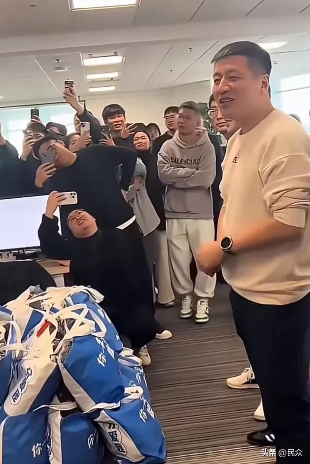 看到张雪峰猝死的消息，我心里咯噔一下。

350人的公司，一年豪掷两千万年终奖，