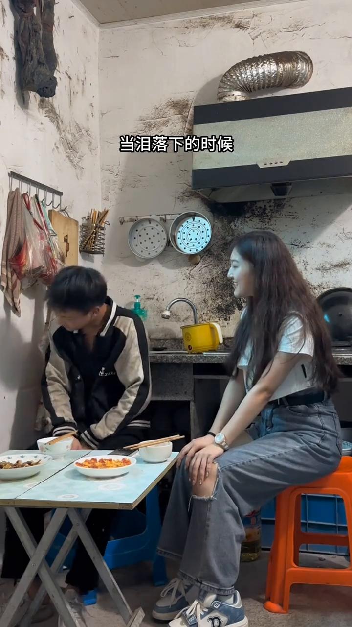让那指针慢慢走，停在花开的时候。不是因为寂寞才想你，只是因为想你才寂寞。当泪落下