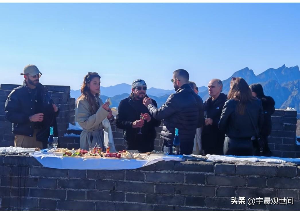 外国人在长城上开派对，这样合适吗。