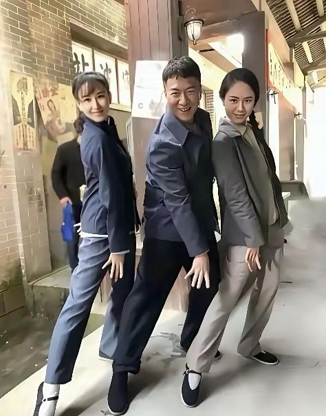 孙红雷和胡静我认识，另一位女士是谁？