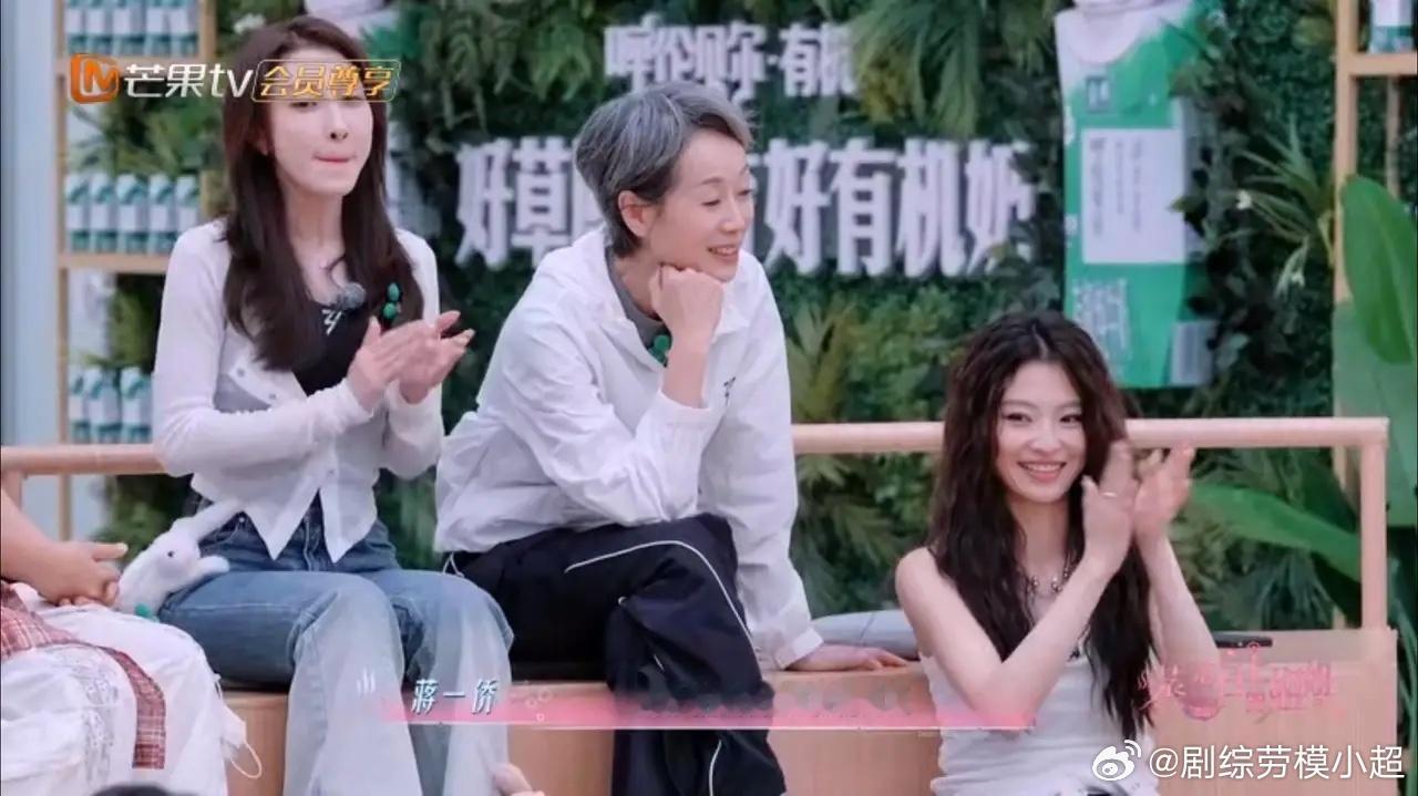 侯佩岑，这情商，绝了！姐姐们做游戏，要求侯佩岑说出一个最没有存在感姐姐的名字。这