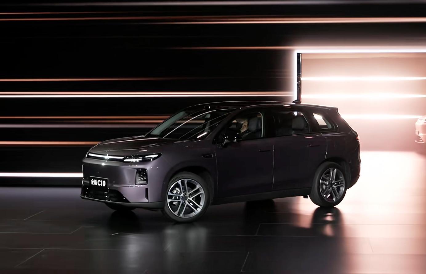 现场请来了一位2021款零跑C11车主，4年开了将近13万公里，电池健康度97%