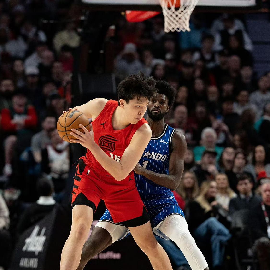 在连续五场未获出场机会后，杨瀚森今天在对阵魔术的比赛中终于重返赛场。

他替补出