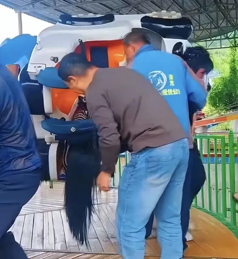 跳闸停电致游乐设施故障，多人倒挂 相关部门：2分钟内将所有游客安全解救，无人受伤