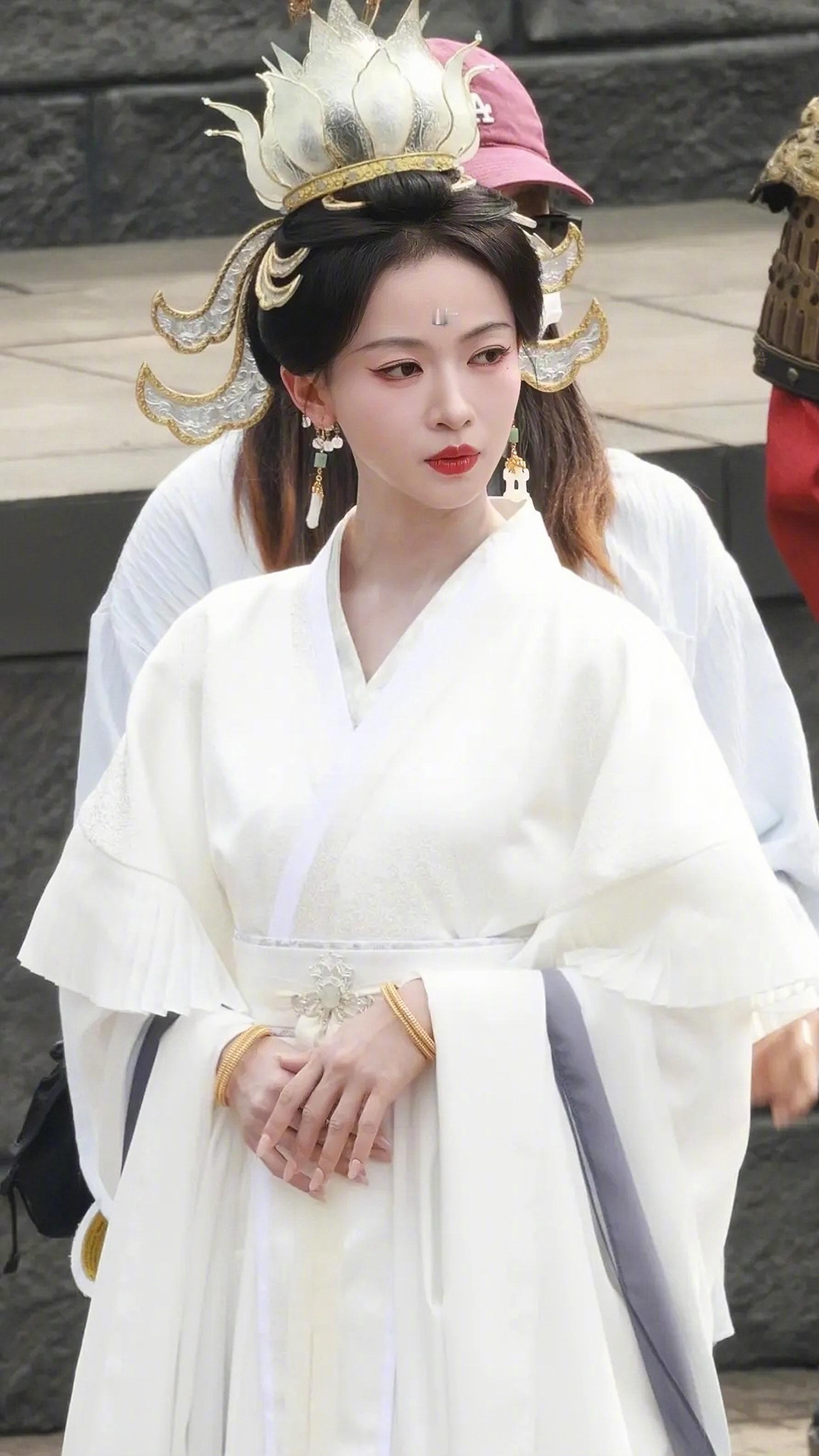 吴谨言《凤不栖》白衣路透，脸上有点肉感反而更耐看，气质也沉淀下来了，仪态又好，往