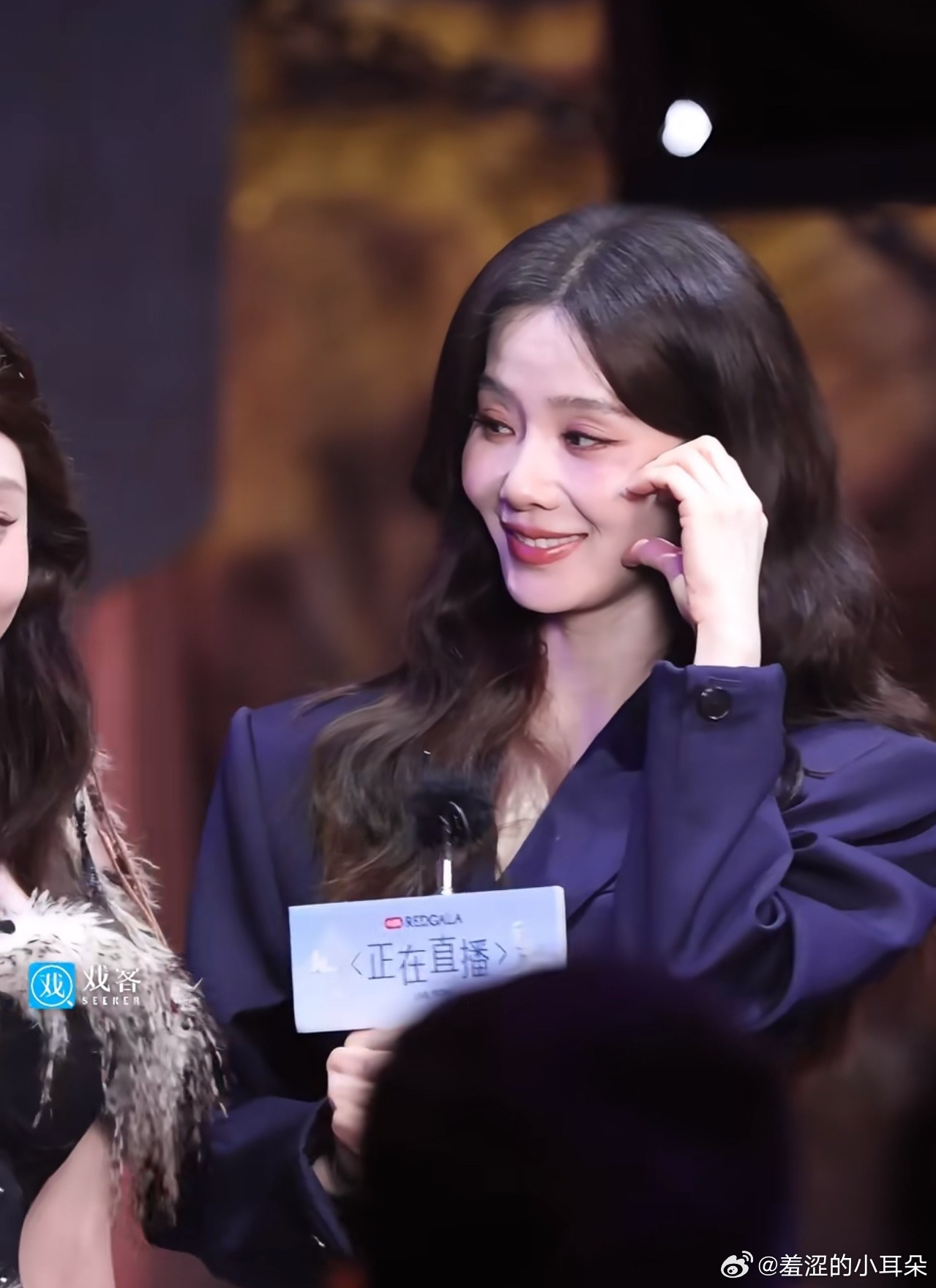 刘诗诗也开始了脸颊比心 