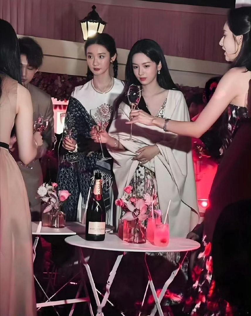 好像突然理解了为什么霸总能在人群中一眼锁定女主了 
