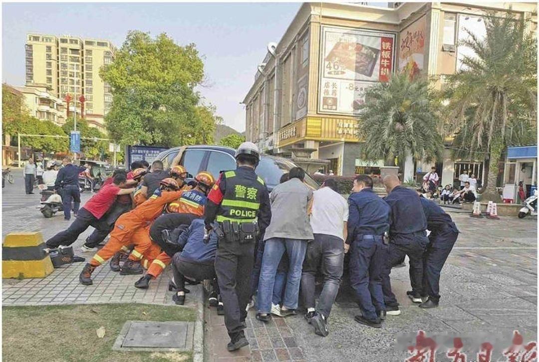 30秒的生命竞速——阳春女子卷入车底，众人合力抬车救出“生命通道”

202X年