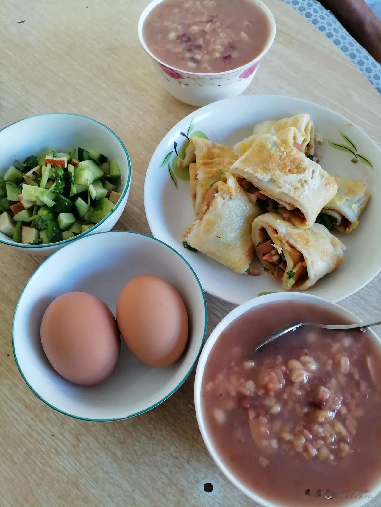 我们的早餐
       我们的早餐没有别人家的那样油腻。

       煮两
