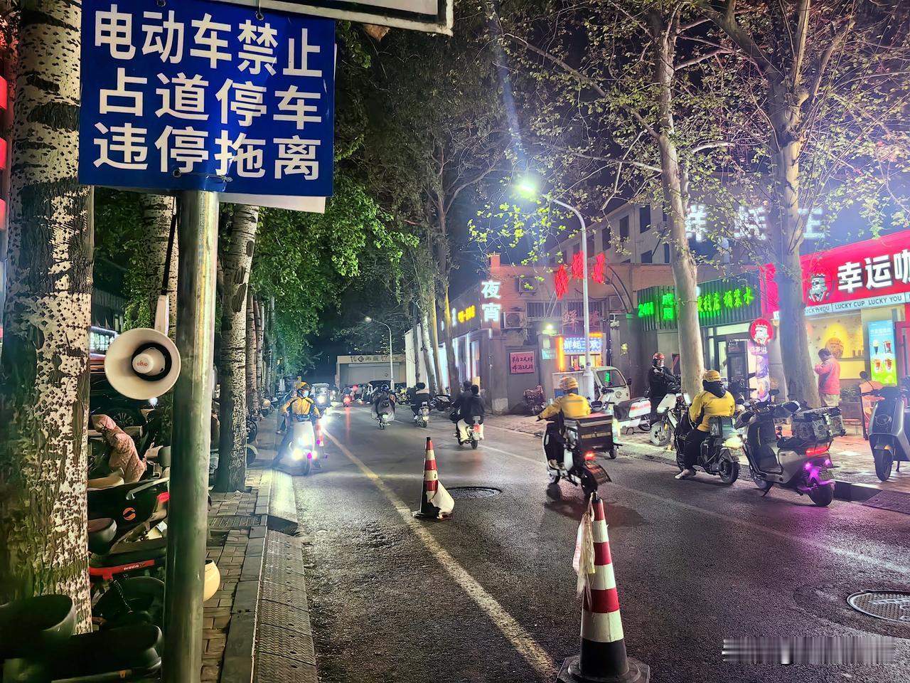 【烟火气里守秩序 石家庄益庄广场铁院北路夜间管理获市民点赞】4月9日晚，石家庄市