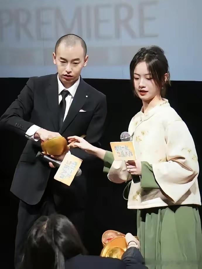 彭昱畅和李庚希看起来就像一个叛逆少年和一个富家千金，他们不顾家长的反对，决心要在