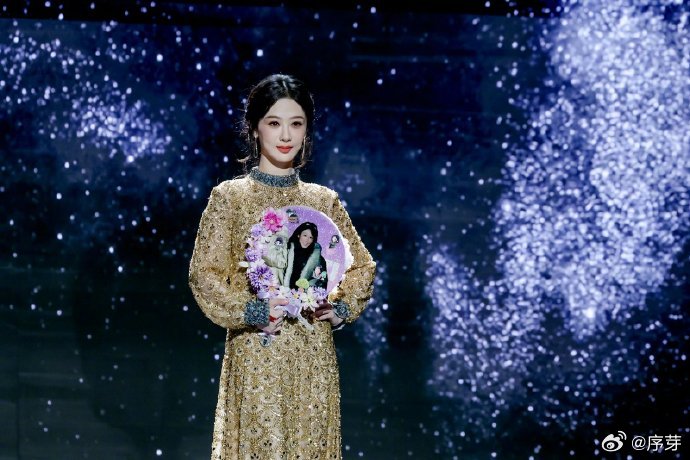 杨紫拿着白菊的扇子白菊这绝对是人生高光时刻了，拿着扇子见大世面，这大概是她最富裕