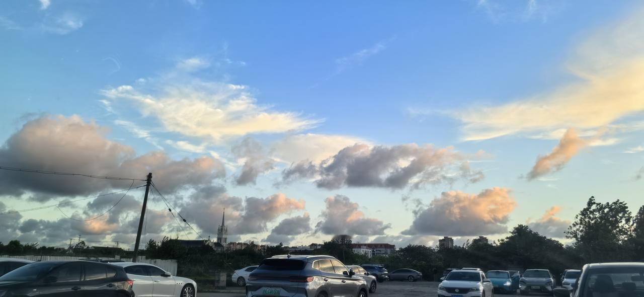 蓝天停车场 蓝天白云停车场 异国天空 每天不一样的云 夕阳停车场