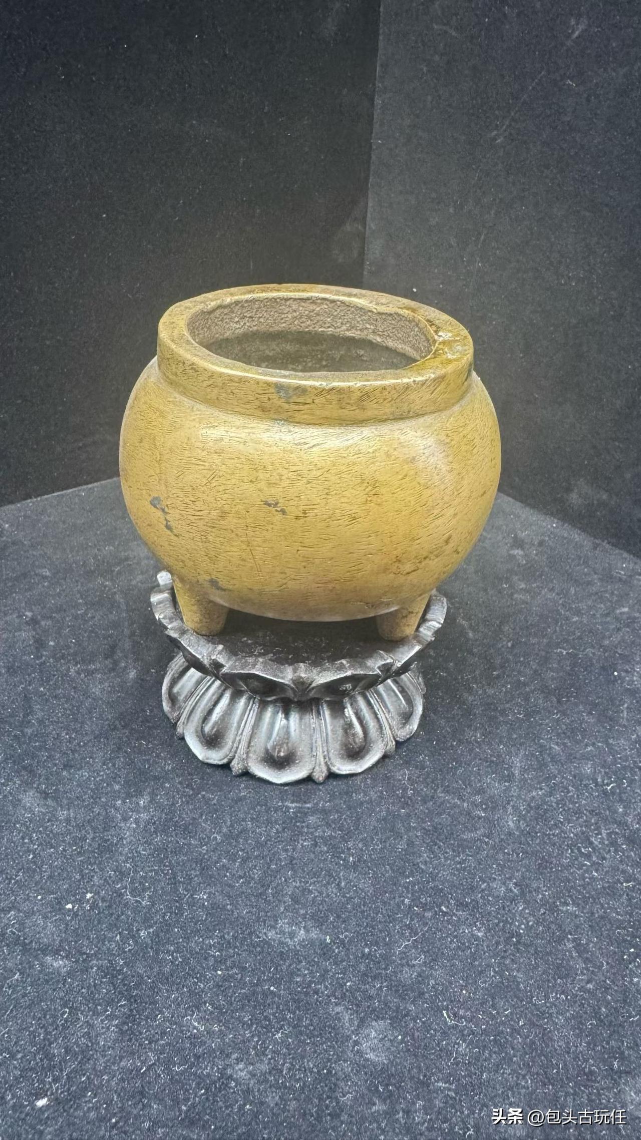 一掌乾坤：明代黄铜钵式炉，四斤重的底气

明代黄铜炉，见过不少。但这一只，拿起来