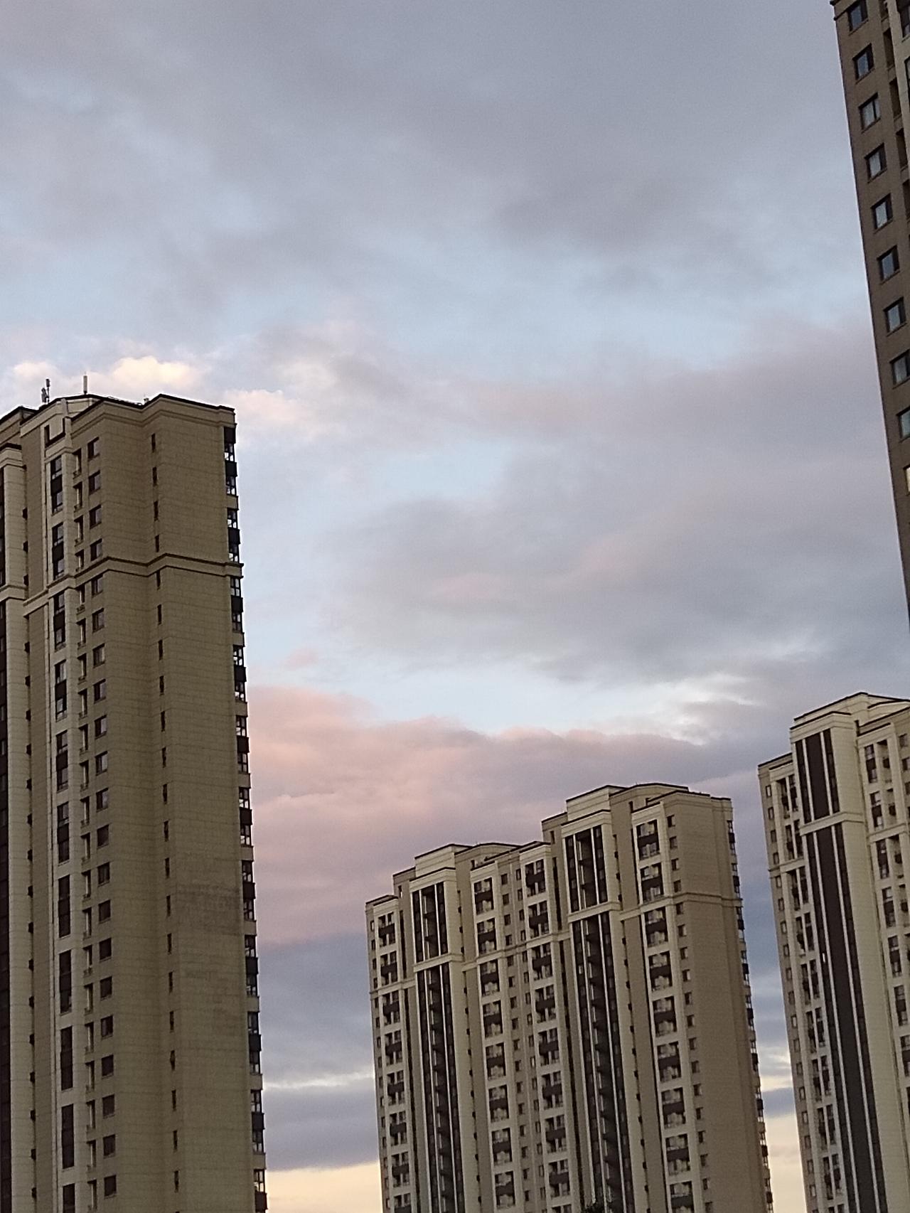 今天傍晚的天空，简直是大自然的神来之笔！美得让人惊叹！金色、橘红与粉紫色交织，如
