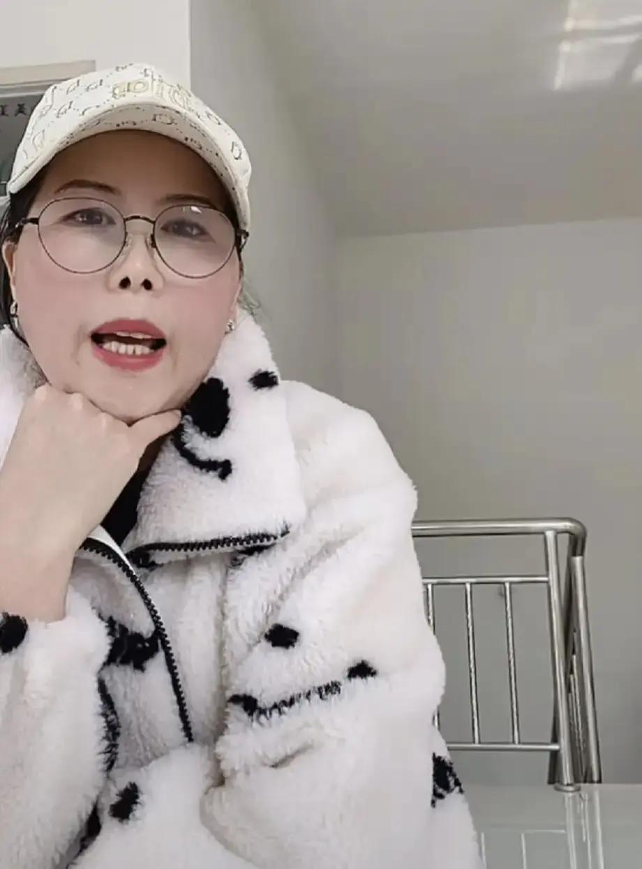 小杨阿姨刚发视频说台北这单带娃任务结束，飞机落地。

她一边拆行李一边嘟囔屋子空