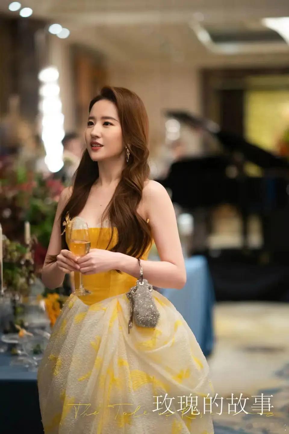 再次主演爆剧，刘亦菲和干爹有说有笑情同亲父女，不小心暴露发缝 ​​​