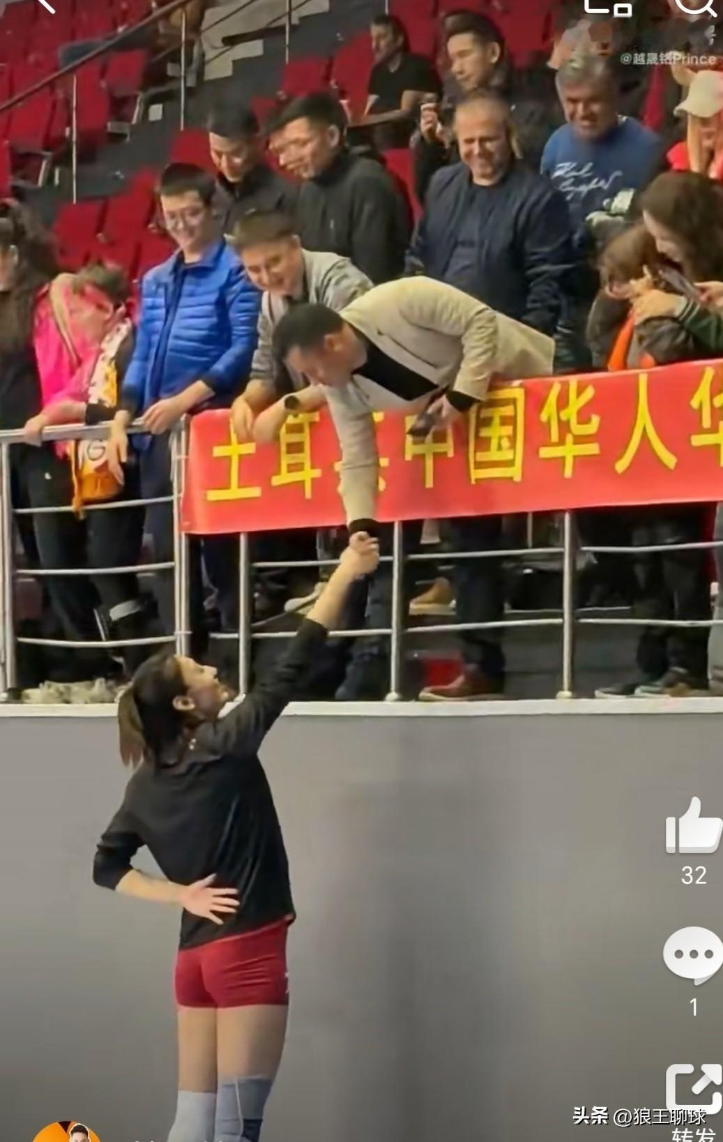 你认为女排颜值担当的美女有哪些欧联杯32进16第二回合的比赛，王媛媛全程休战；赛