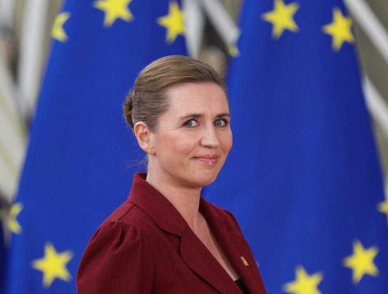 到处求人！
丹麦求遍欧美留不住格陵兰，
得拉中俄一起开发！


格陵兰岛的事，