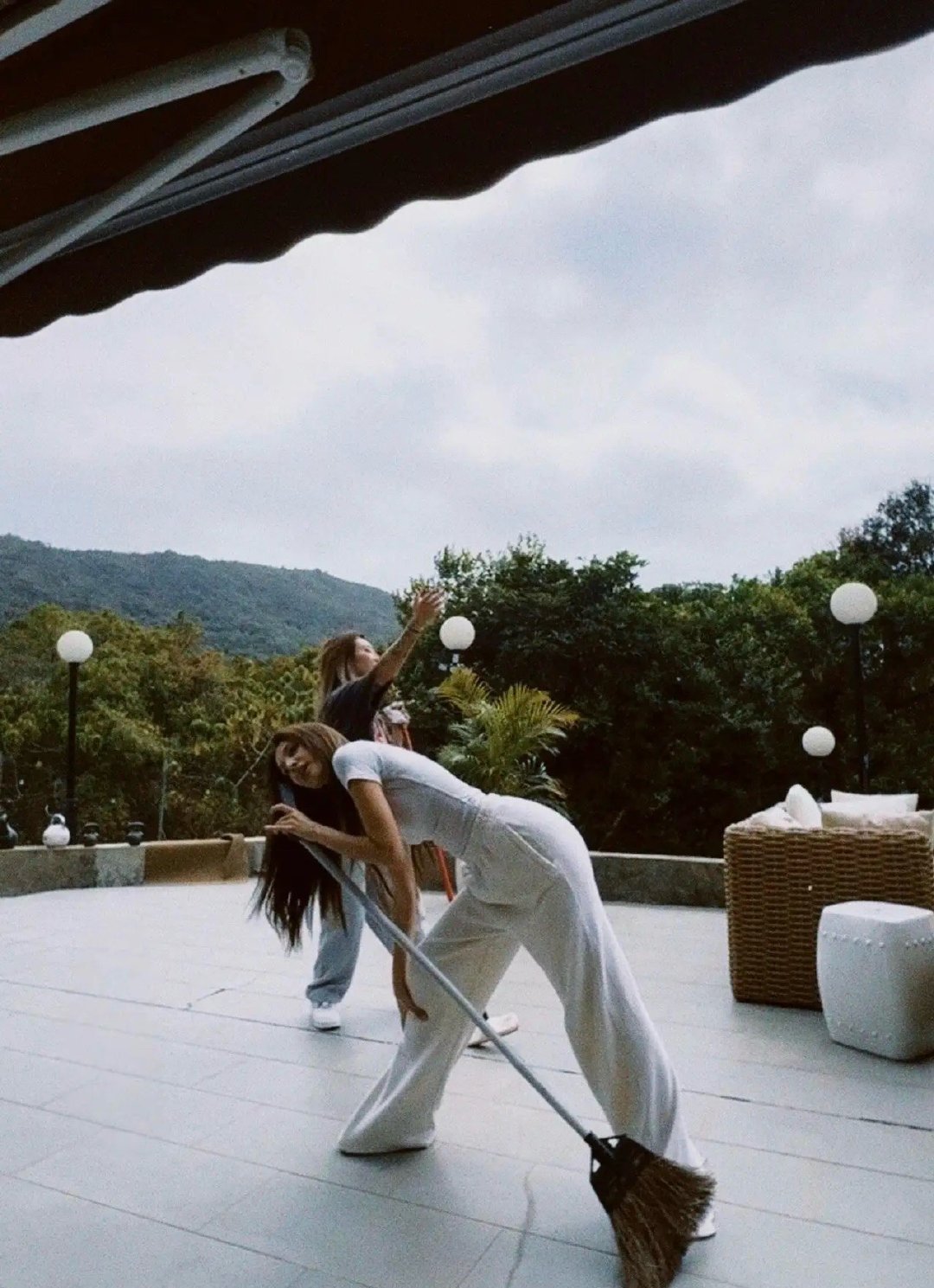 浪姐和披哥已经成为夫妻档节目了，郑嘉颖参加完披哥，他的老婆陈凯琳就接档浪姐，现在