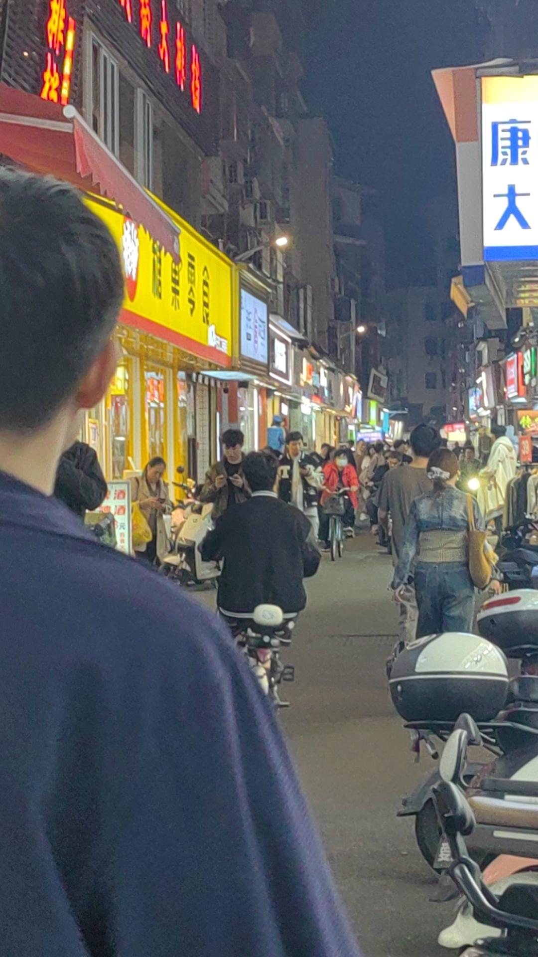 城中村真是热闹。。。好像回到20年前[捂脸]谁能看出来是哪里[微笑]