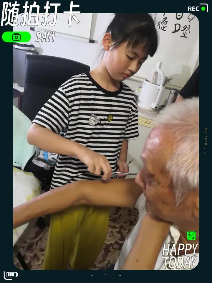 结合你父亲的情况（大脑萎缩导致认知偏差、有“家族寿命执念”、抗拒医院但已能主动吃