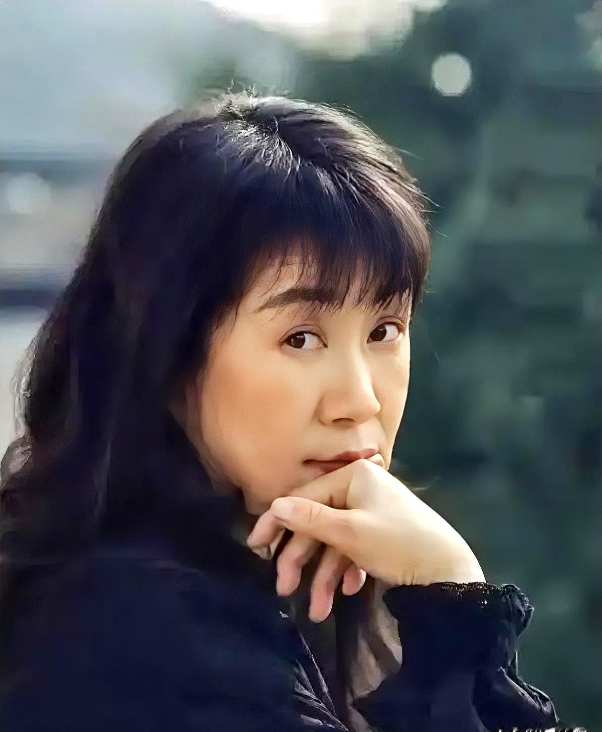当一个把爱情当成信仰的诗人，被生活一次次撕开缝隙时，讨论注定不会小。
1976年