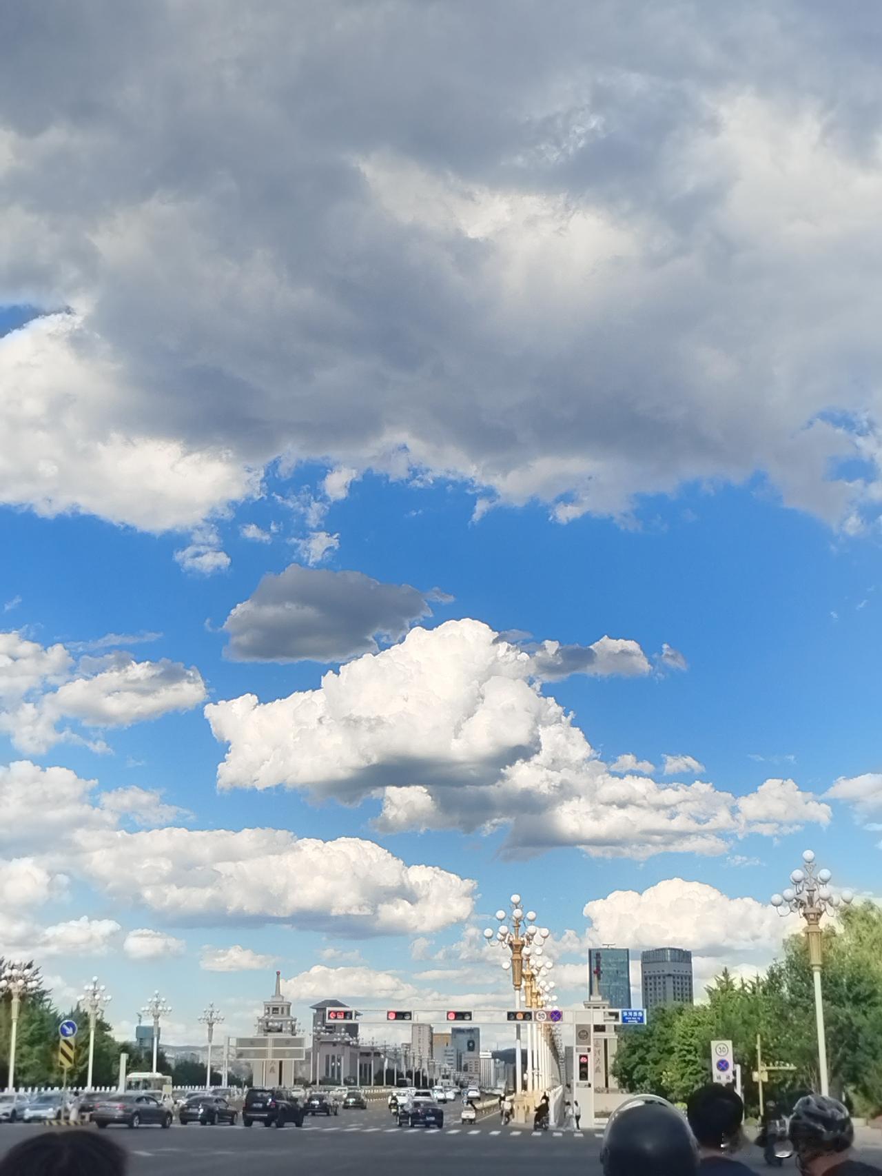 出了门发现，今天中考，家附近的学校跟前的路口早早的就被交通管制了，很安静，交警有