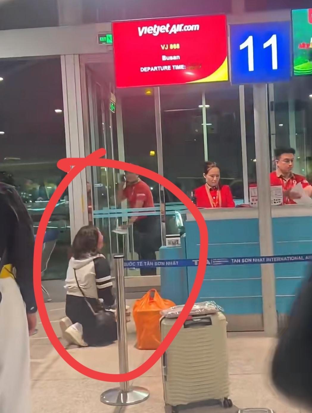 一中国母子机场行李超重不准登机，跪地哭喊。看上面电视的显示，她应该坐的是VIET