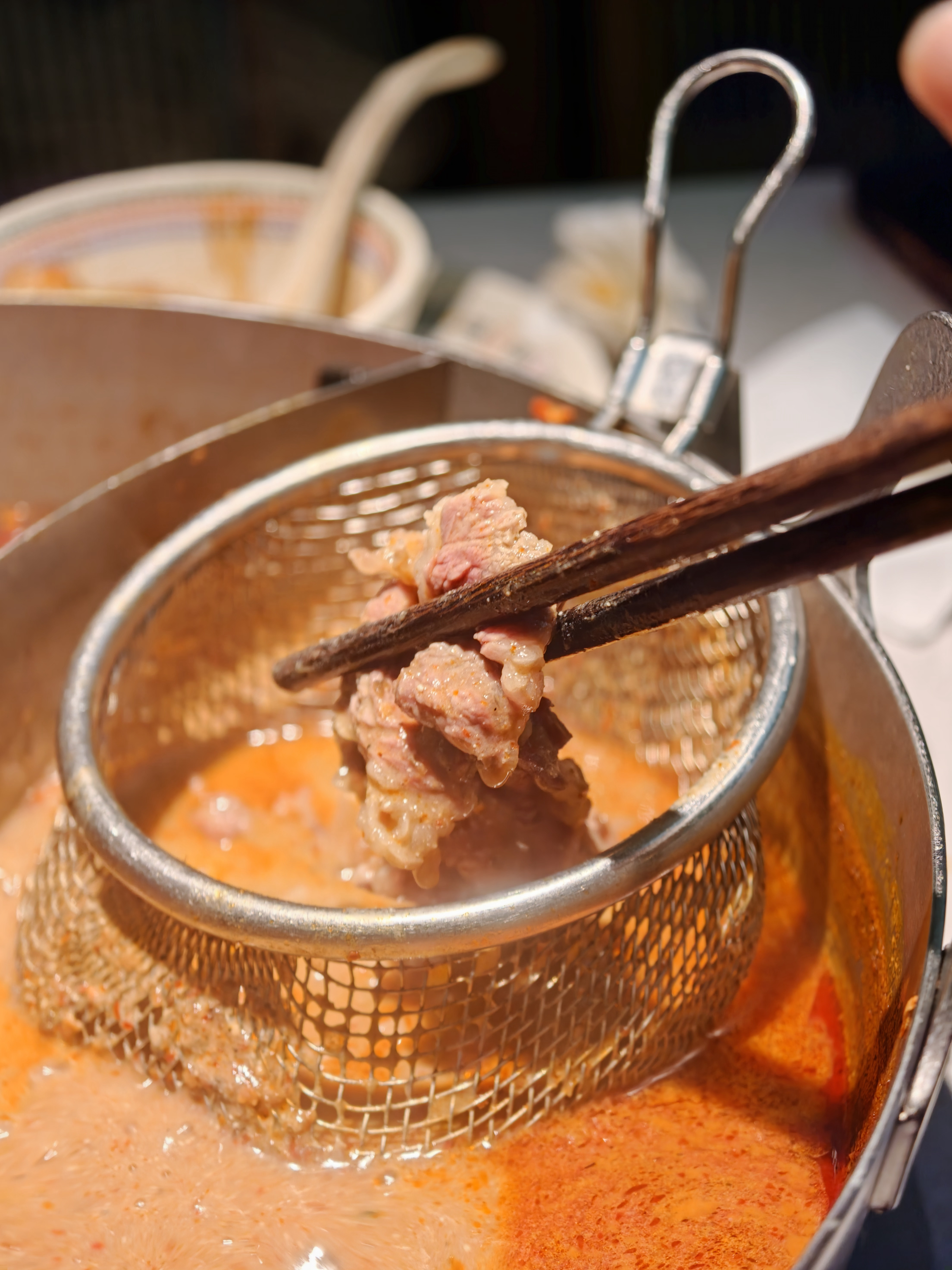 在红山吃到了个肉品质很好的牛肉自助，不过限点一份雪花，但吊龙伴质量不错，锅底有点
