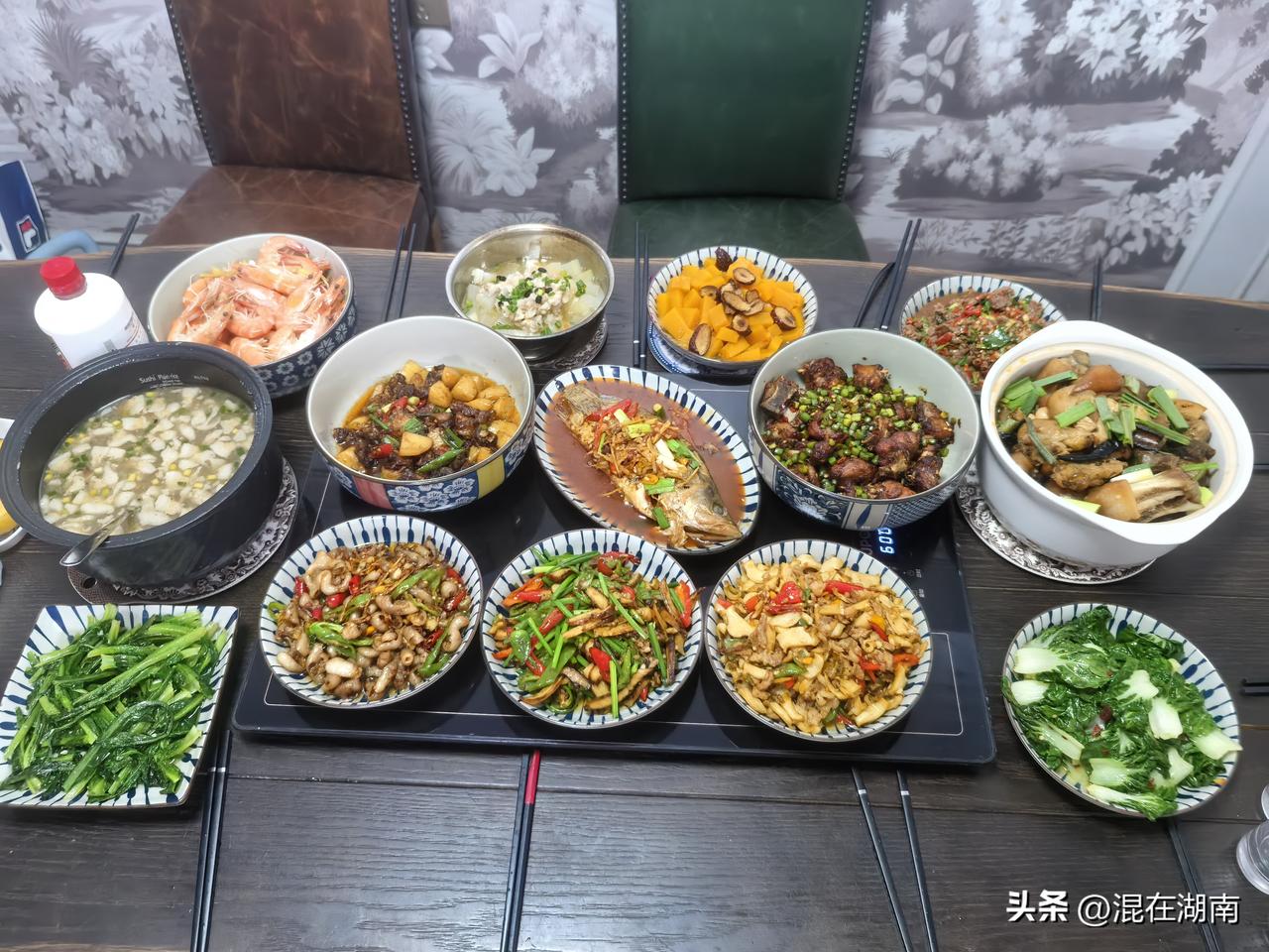 没想到！长沙土豪们的生活竟这般豪横！
最近，我收到一位朋友的聚餐邀请，本以为会在