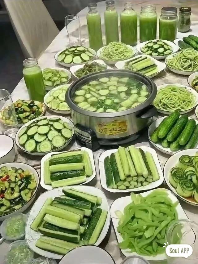 春风又绿江南岸，
清香黄瓜脆又甜。
纳凉解暑少不了，
一杯浊酒尽开颜。