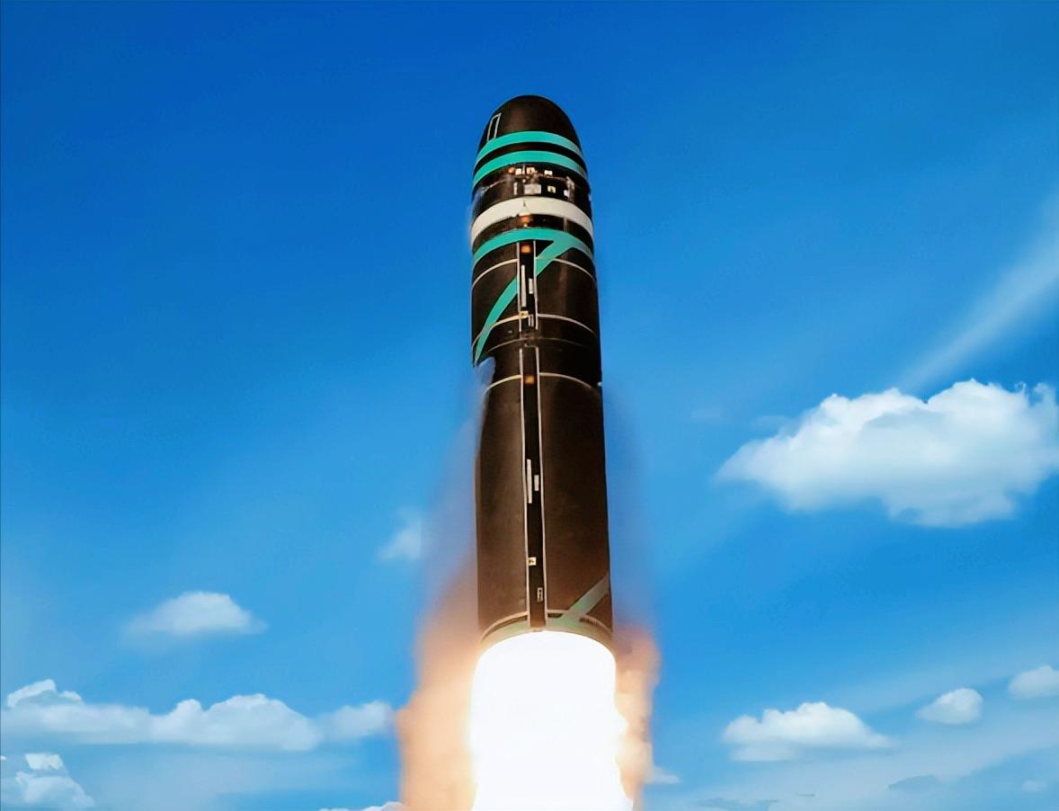 捅了马蜂窝了！俄乌又爆出劲爆消息，英法两国正打算给乌克兰提供原子弹，就算不直接给