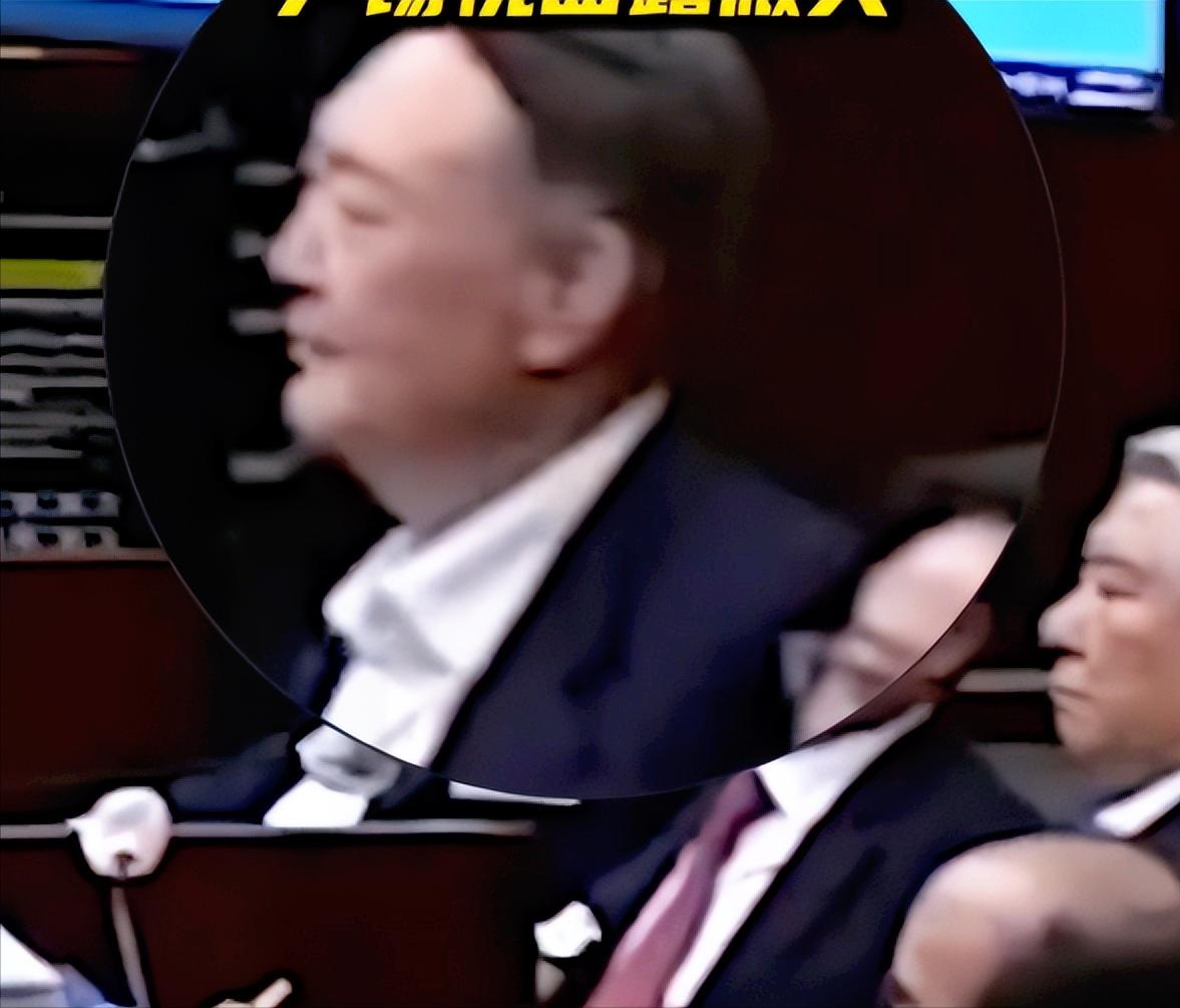 最近韩国前总统尹锡悦的庭审火了，不是因为案情多复杂，而是一个反常的细节，检察官撂