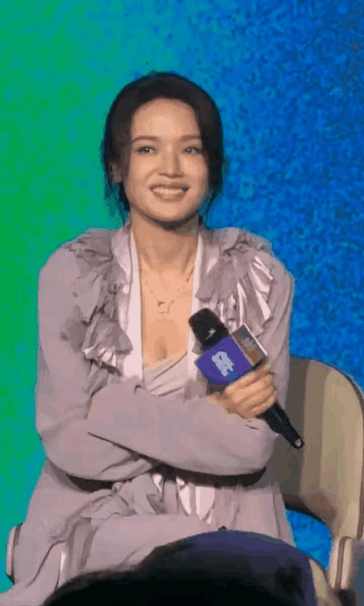 她用了二十年，亲手毁掉了自己最美的武器。
威尼斯评委说看她的表演“心脏被攥紧”。