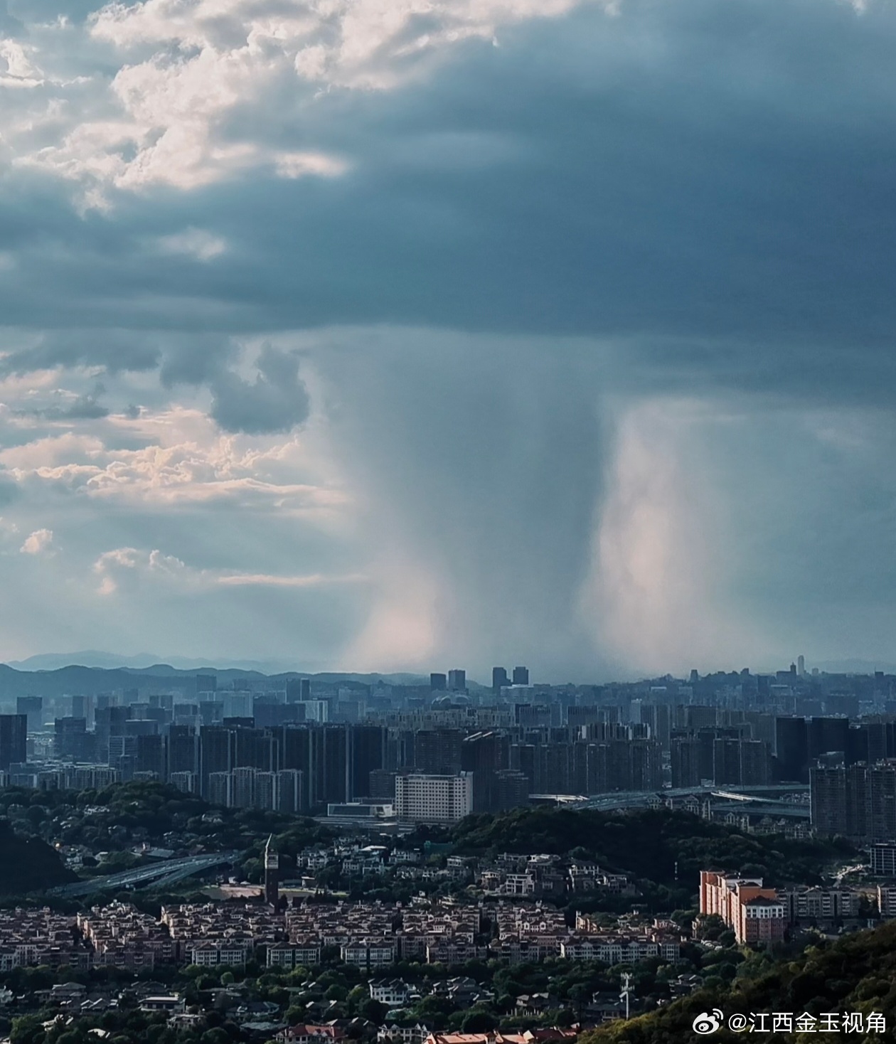 摄影师在杭州拍到暴雨彩虹同框一边是滂沱大雨洗刷人间，一边是七彩虹桥横跨云端。8月