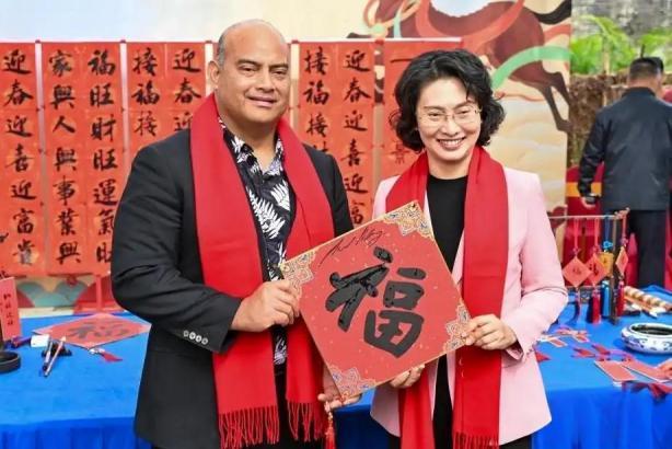 外国总统回中国祖籍地过年，人群中一眼认出82岁的堂外祖母！
 
2026 年 2